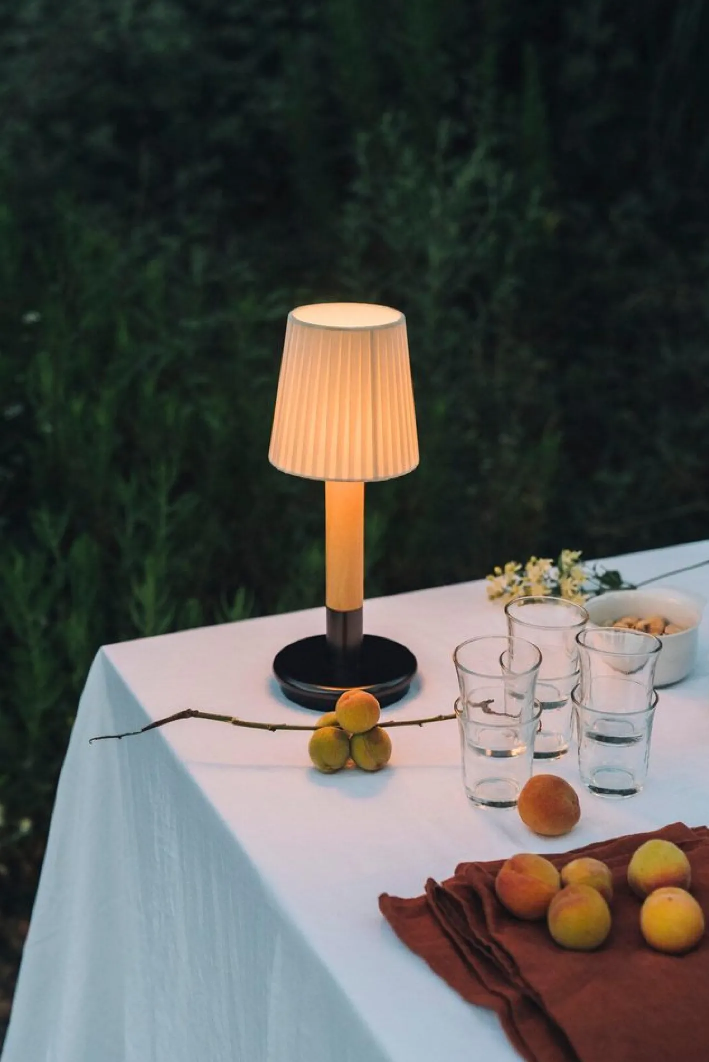 Beige Básica Mínima Batería Tischlampe von Santiago Roqueta für Santa & Cole