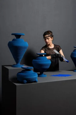 Blaue Alchemy Vase von Siba Sahabi