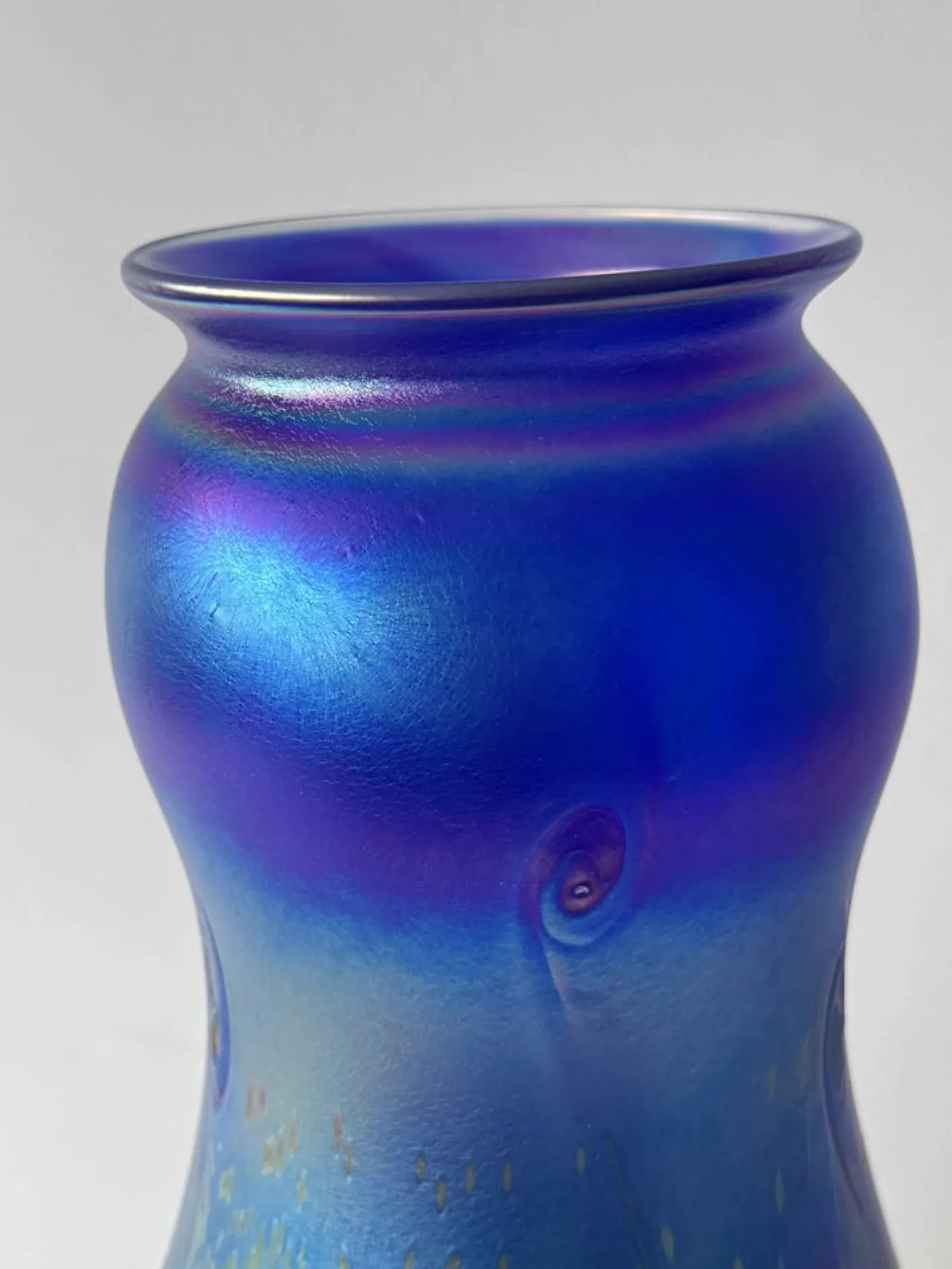 Blau schillernde Jugendstil Glasvase von Loetz