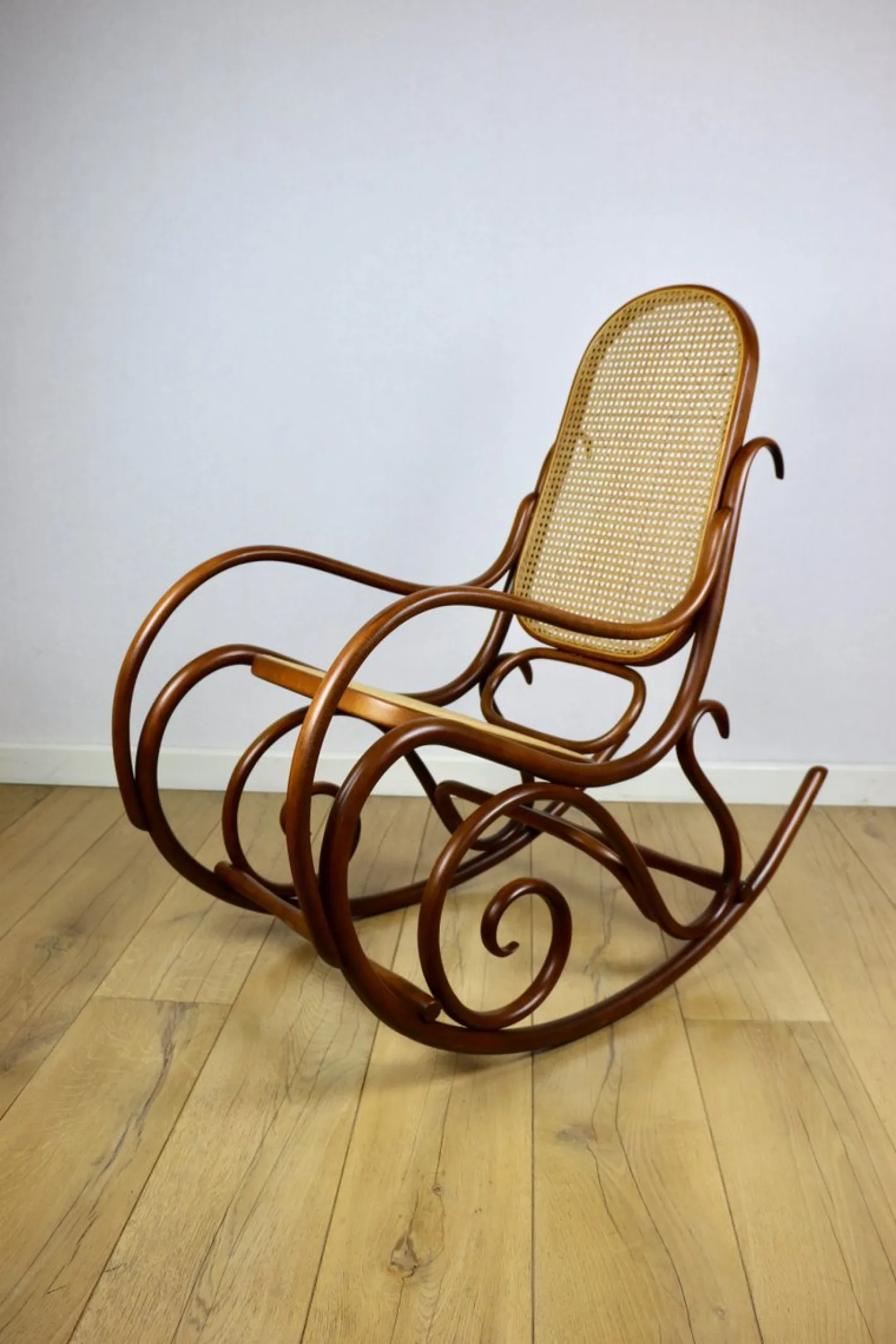Brauner Vintage Schaukelstuhl von Michael Thonet