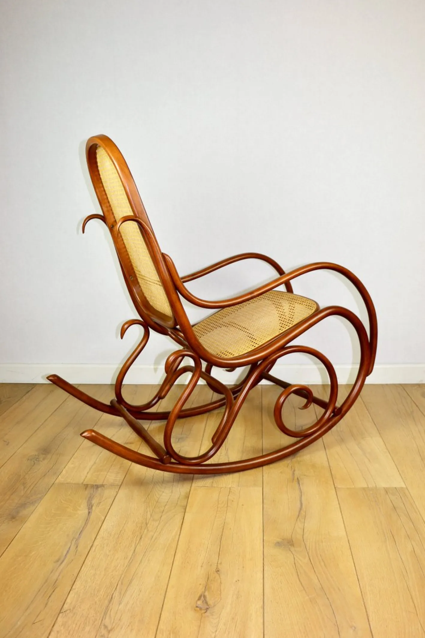 Brauner Vintage Schaukelstuhl von Michael Thonet