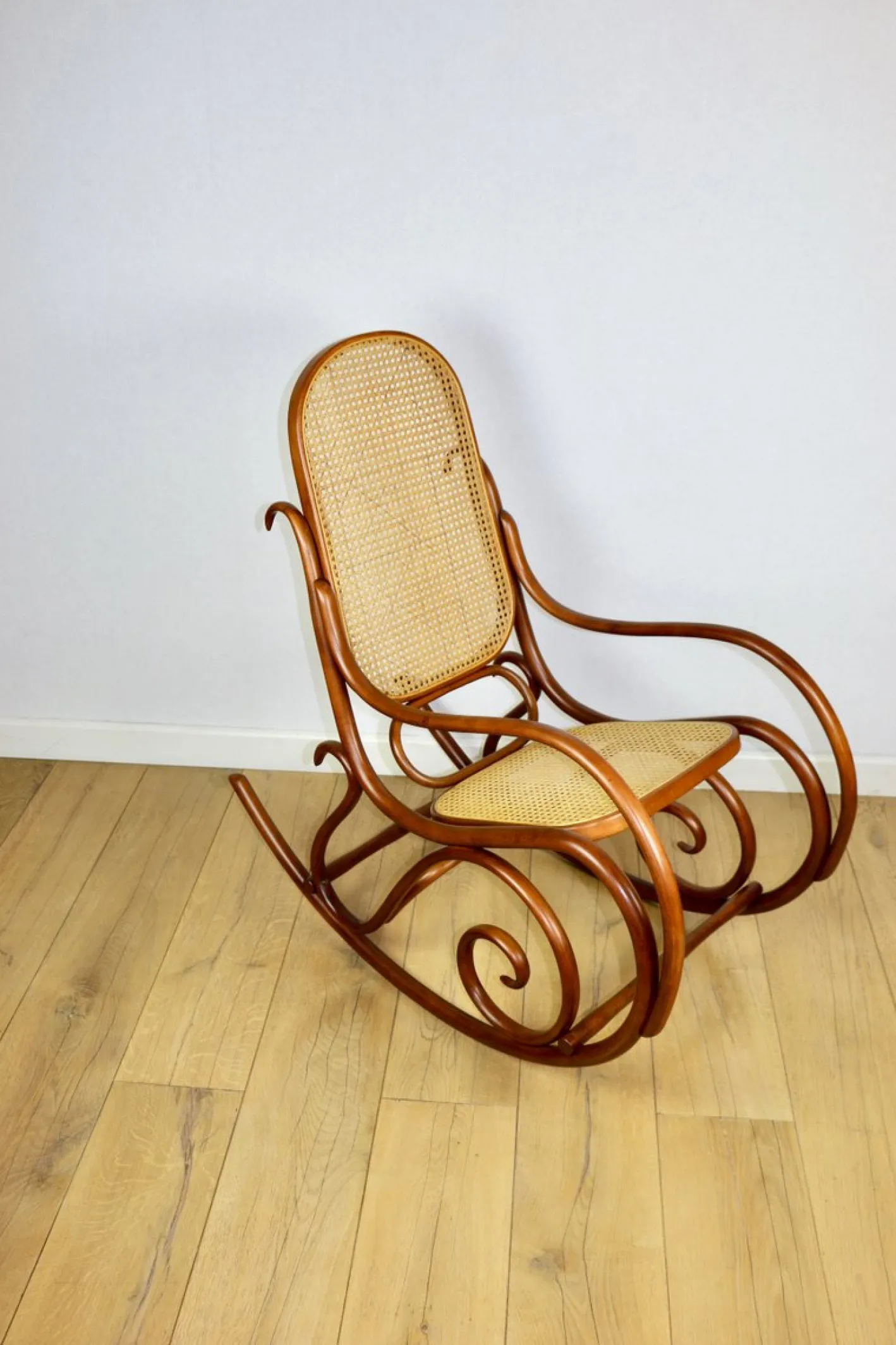 Brauner Vintage Schaukelstuhl von Michael Thonet