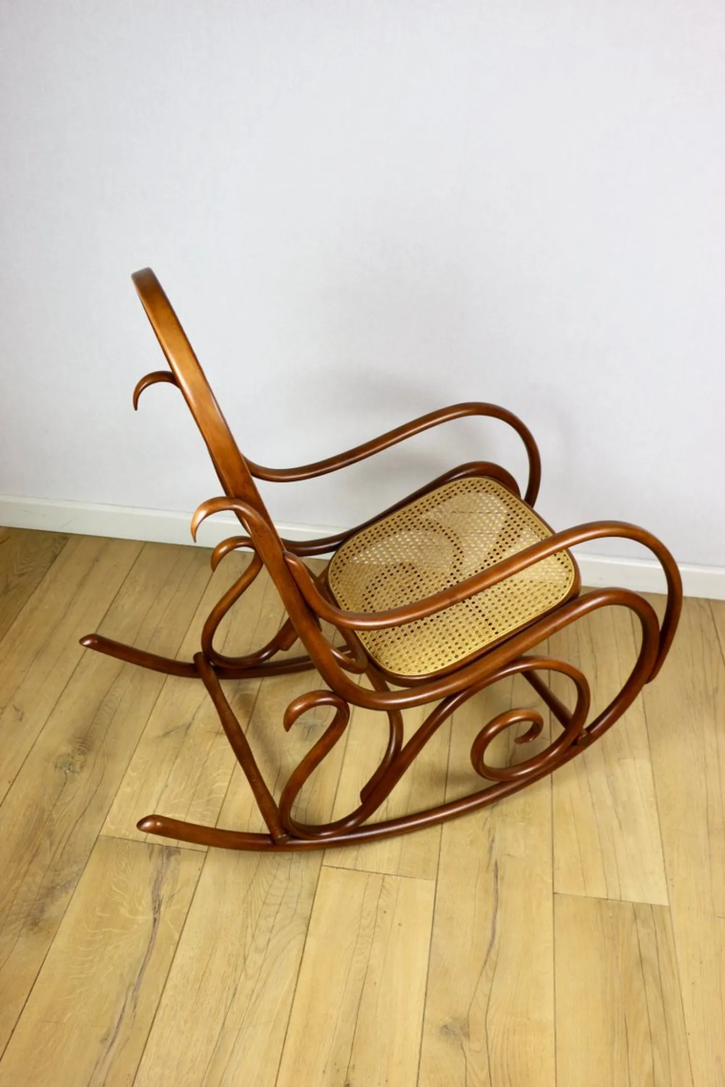 Brauner Vintage Schaukelstuhl von Michael Thonet