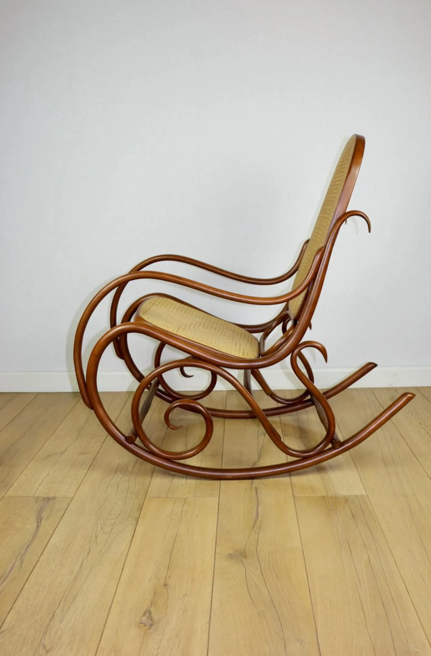 Brauner Vintage Schaukelstuhl von Michael Thonet