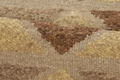 Brauner Wollteppich mit geometrischem Muster im skandinavischen Stil von Rug&Kelim