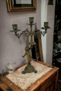 Bronzekandelaber mit Putto