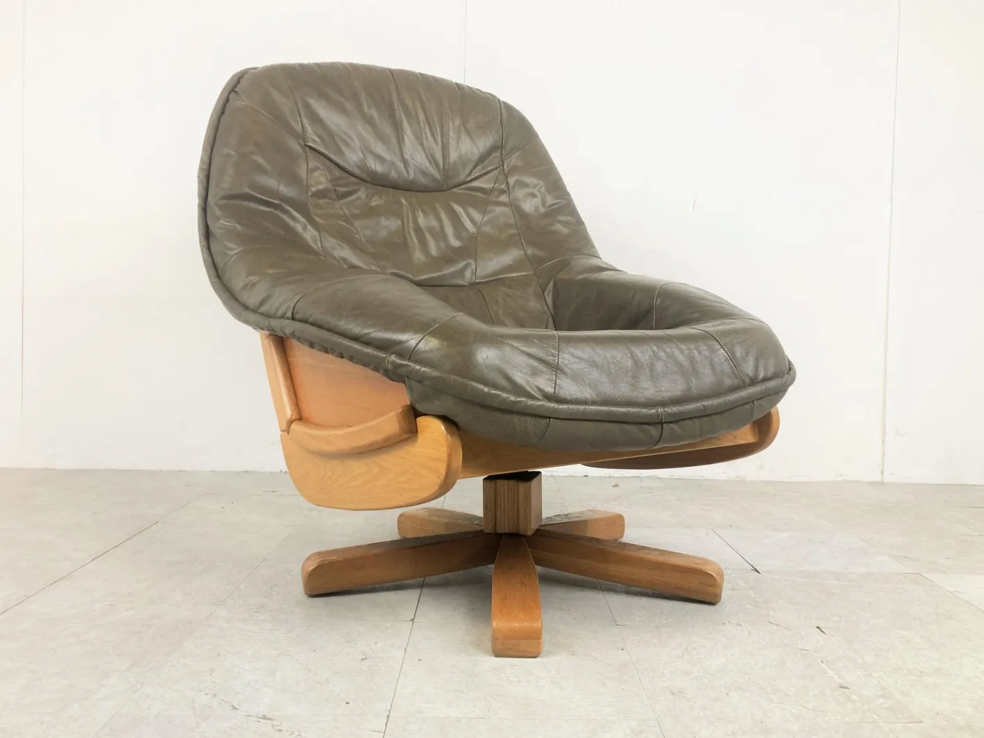 Brutalistischer Drehstuhl aus Eiche & Leder, 1970er