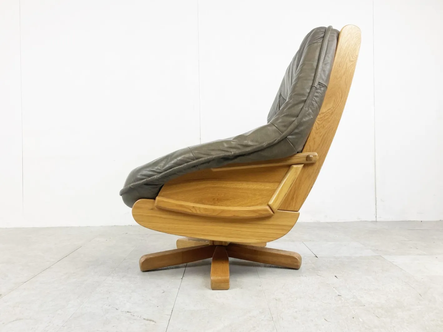 Brutalistischer Drehstuhl aus Eiche & Leder, 1970er