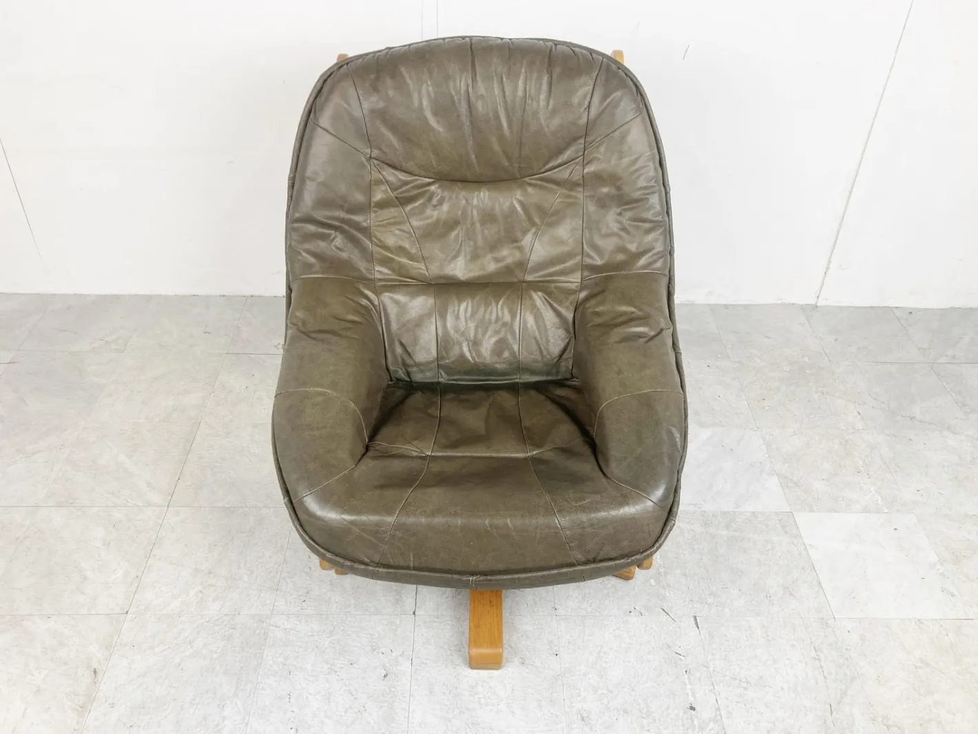 Brutalistischer Drehstuhl aus Eiche & Leder, 1970er