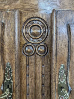 Brutalistisches geschnitztes Sideboard aus Eiche