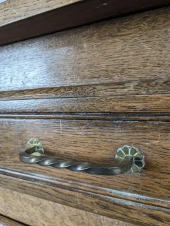 Brutalistisches geschnitztes Sideboard aus Eiche