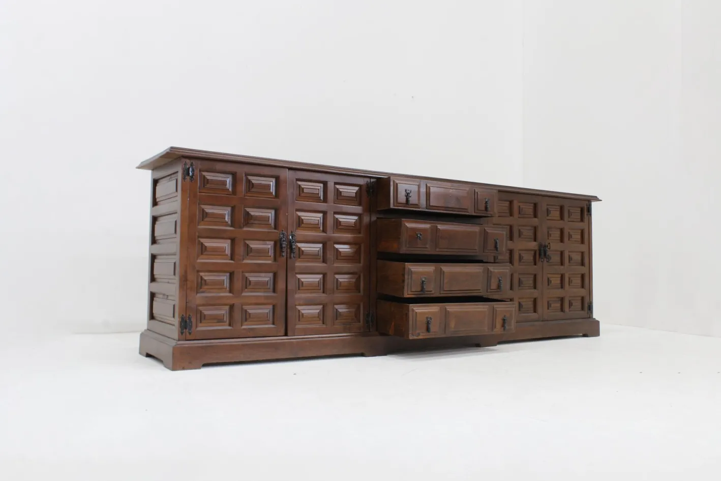 Brutalistische Spanische Vintage Anrichte, 1970er