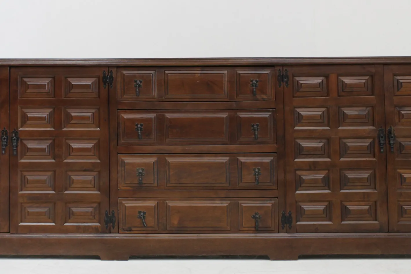 Brutalistische Spanische Vintage Anrichte, 1970er