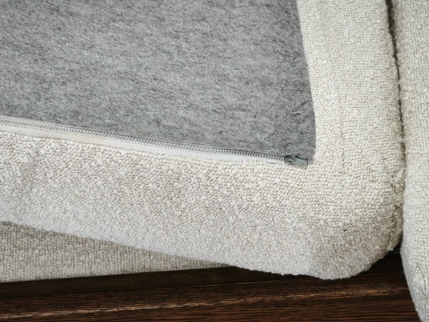 Brutalistisches tschechoslowakisches 3-Sitzer Sofa aus Eiche & Bouclé, 1970er