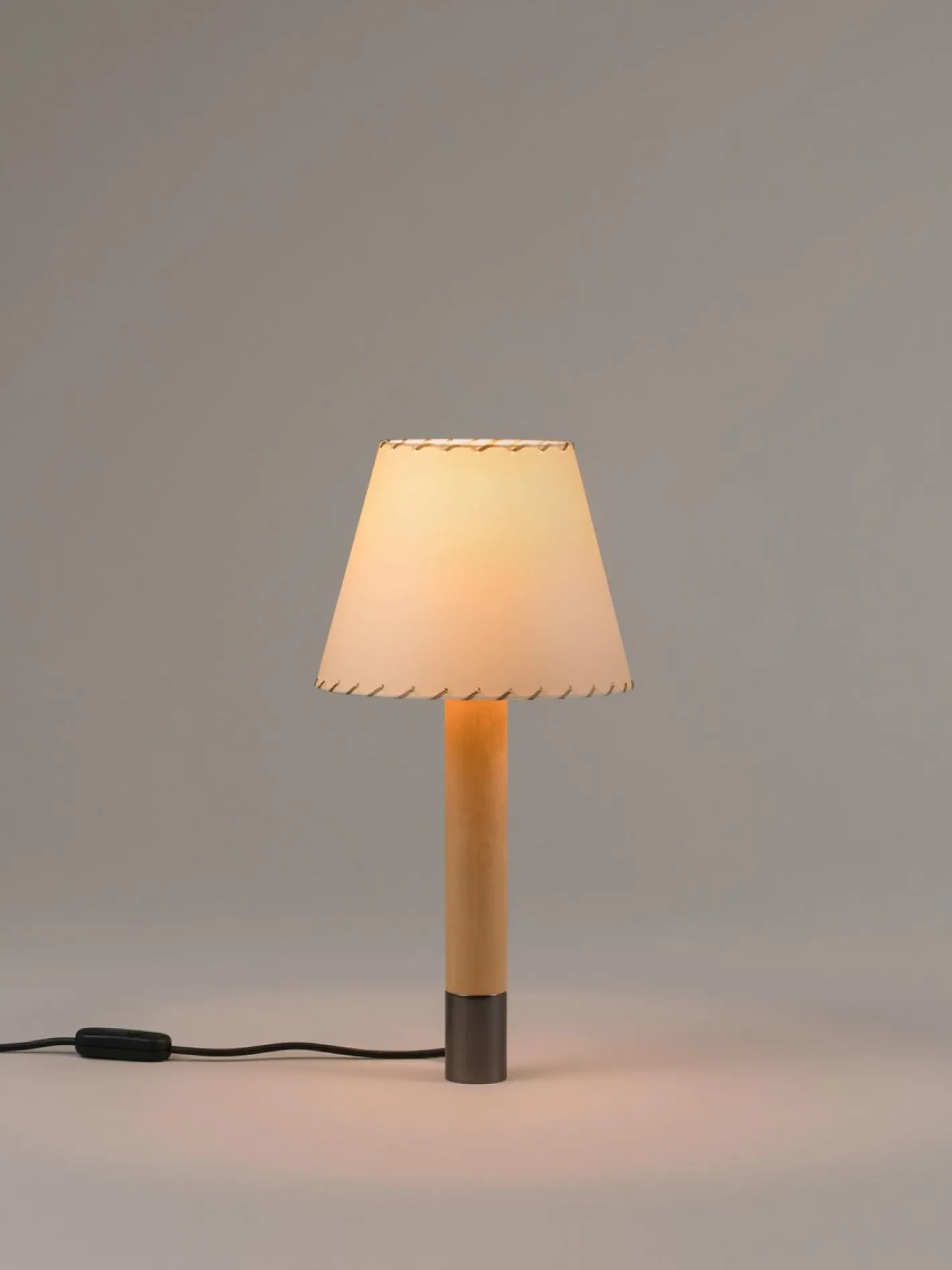 Básica M1 Tischlampe aus Bronze & Beige von Santiago Roqueta für Santa & Cole