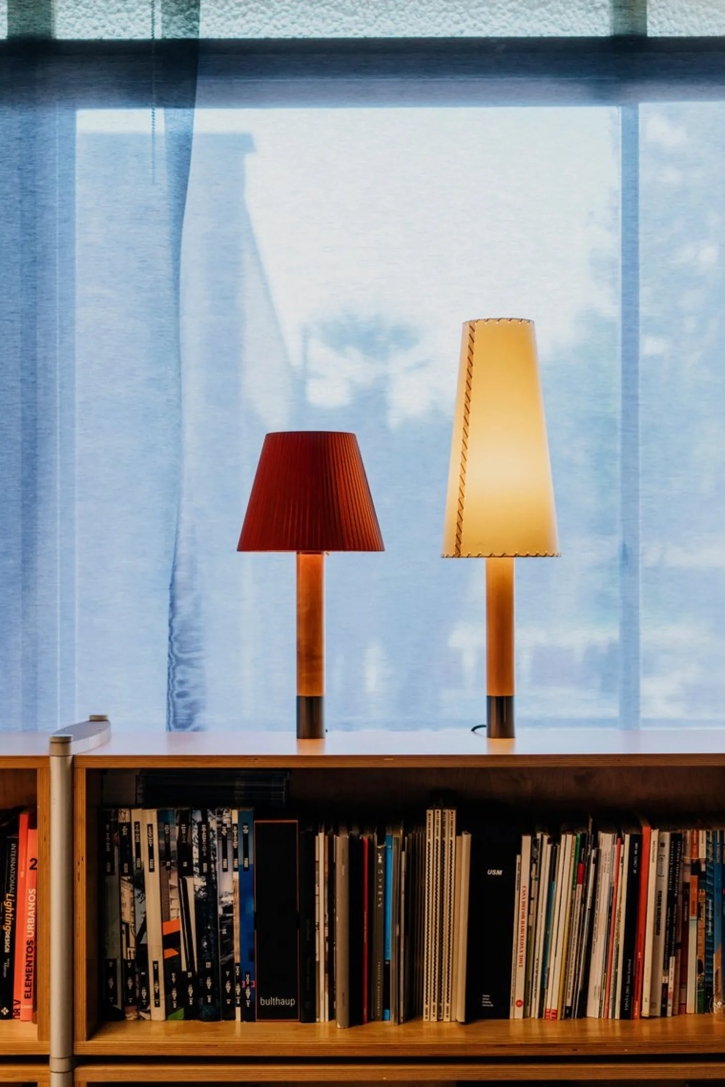 Básica M1 Tischlampe aus Bronze & Beige von Santiago Roqueta für Santa & Cole