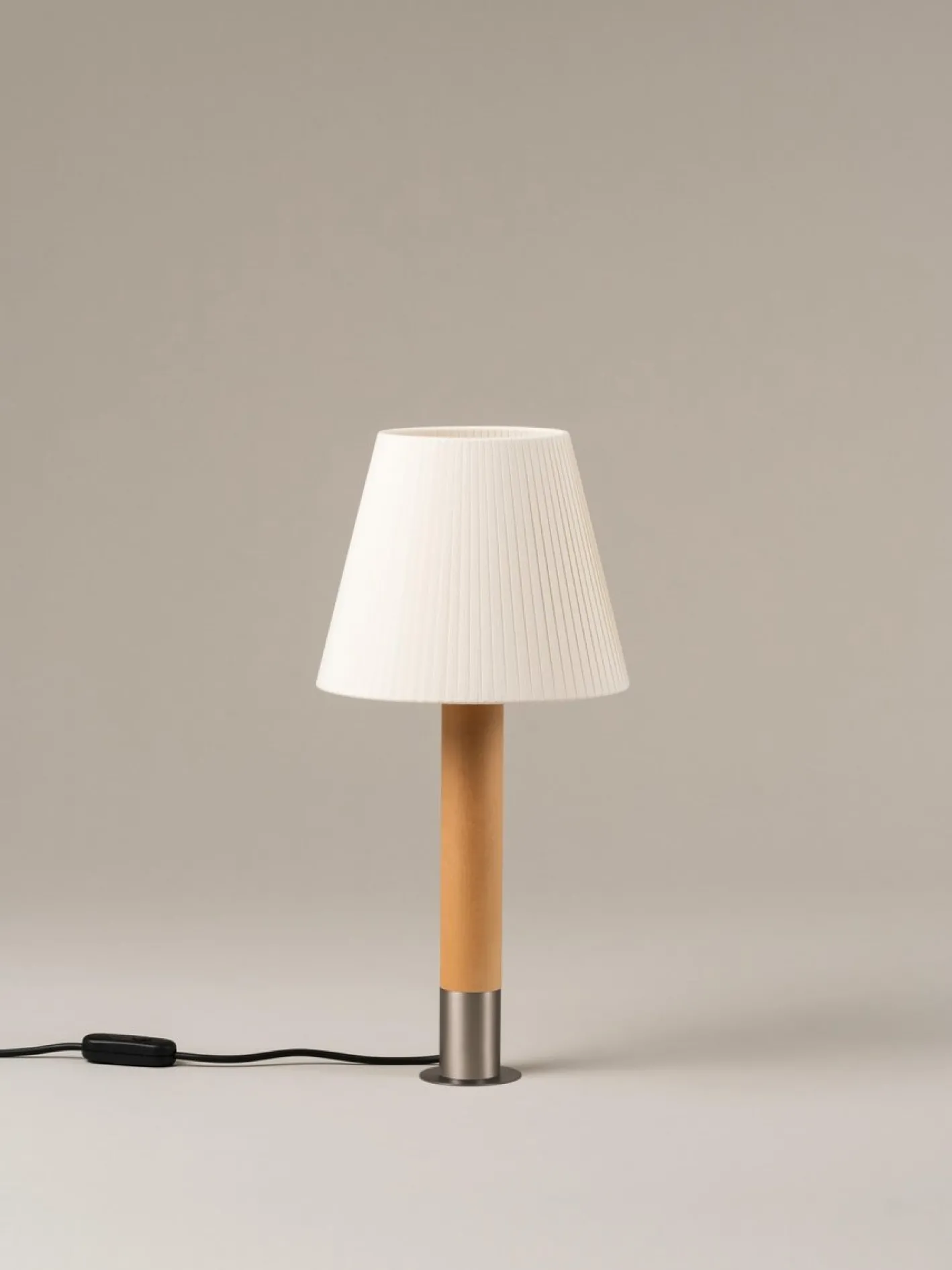 Básica M1 Tischlampe aus Nickel & Natur von Santiago Roqueta für Santa & Cole