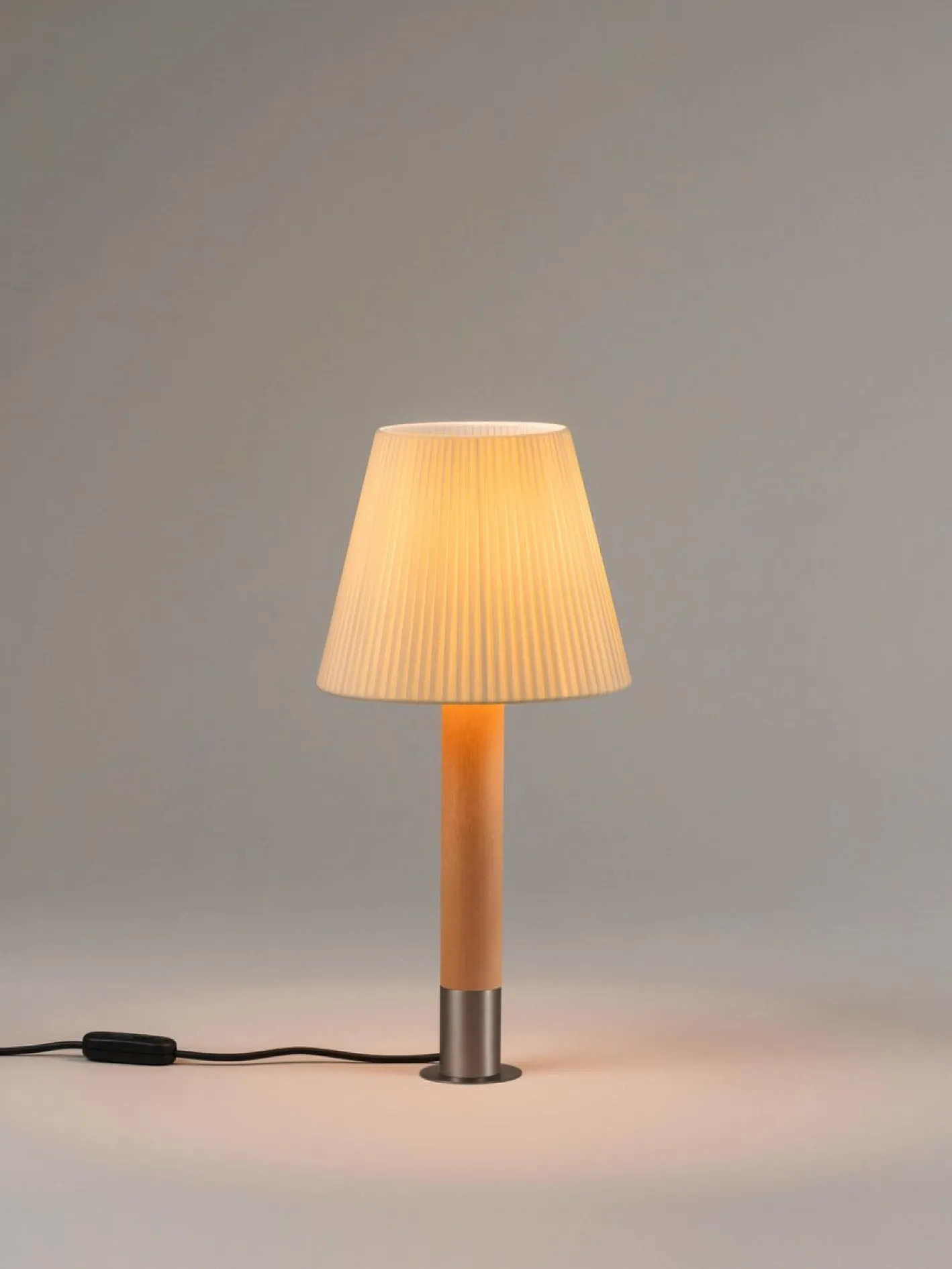 Básica M1 Tischlampe aus Nickel & Natur von Santiago Roqueta für Santa & Cole