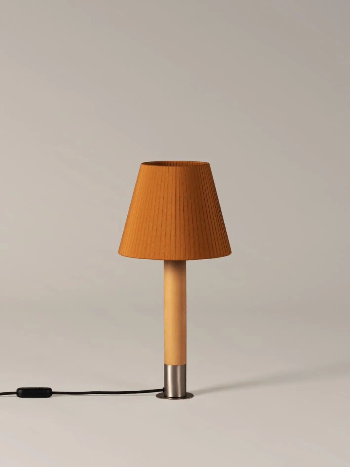 Básica M1 Tischlampe aus Nickel & Senf von Santiago Roqueta für Santa & Cole
