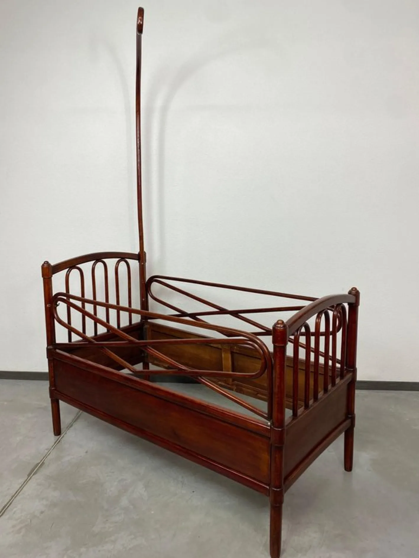 Bugholz Kinderbett von Michael Thonet, 1890