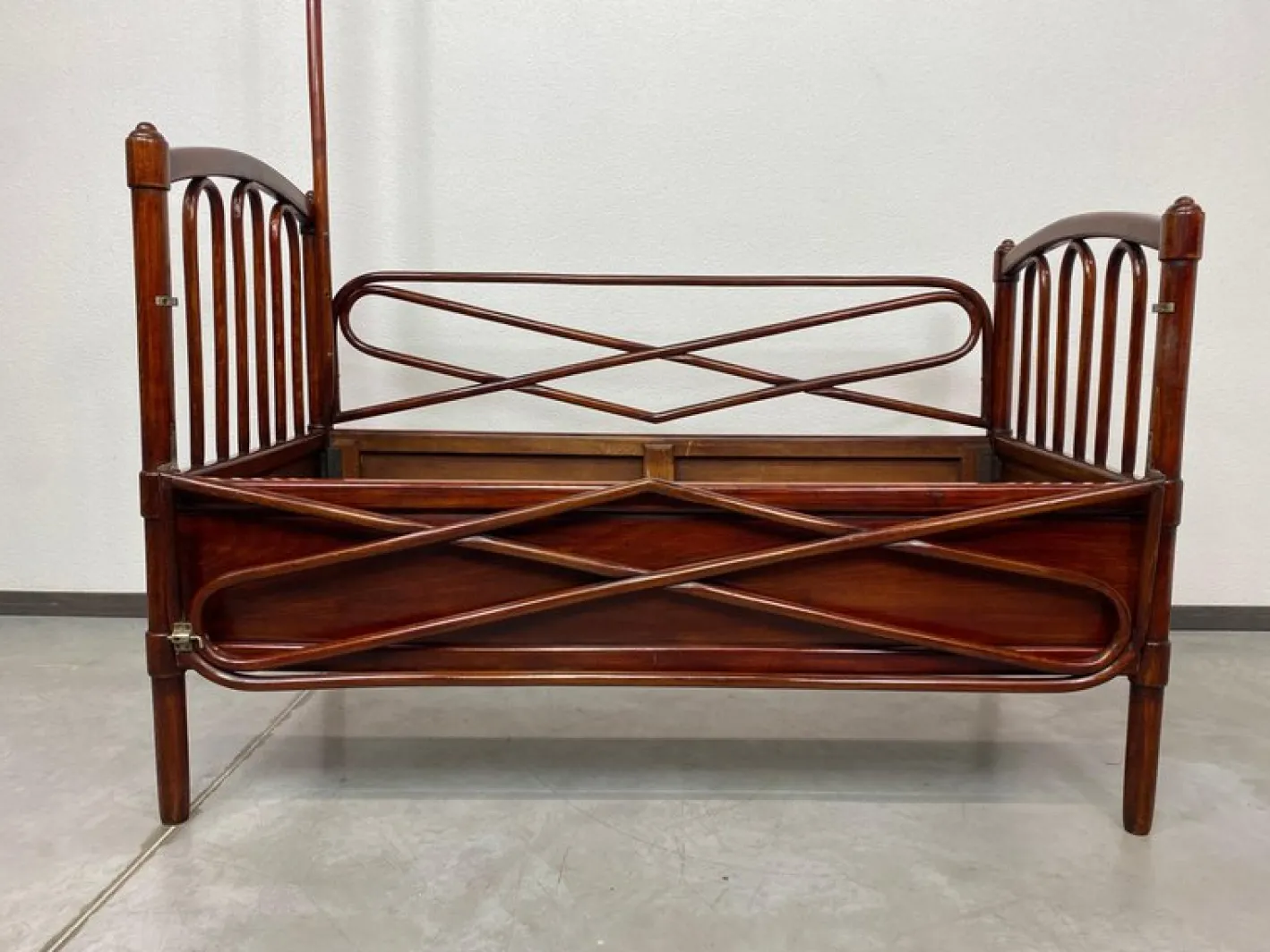 Bugholz Kinderbett von Michael Thonet, 1890