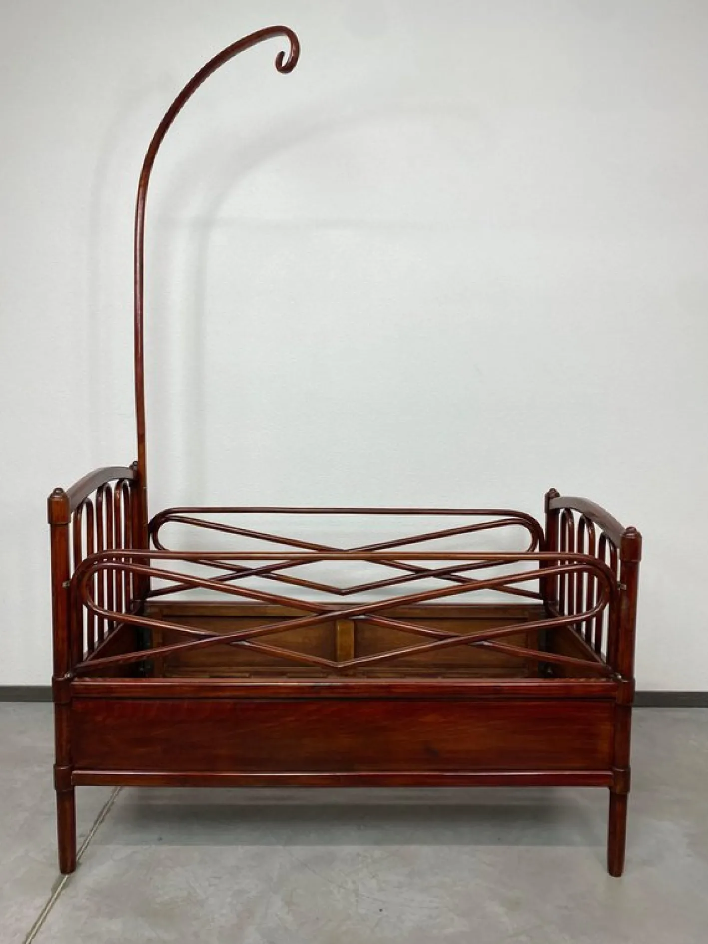 Bugholz Kinderbett von Michael Thonet, 1890