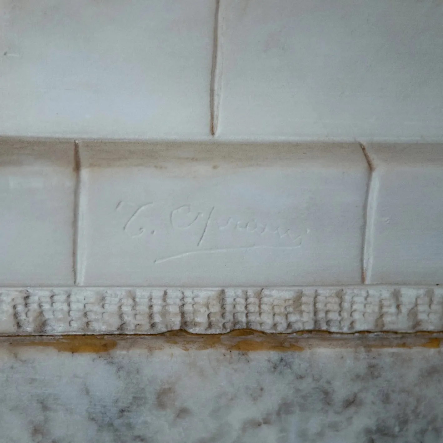 C. Cipriani, Weibliche Figur auf Fabeltier, Alabaster