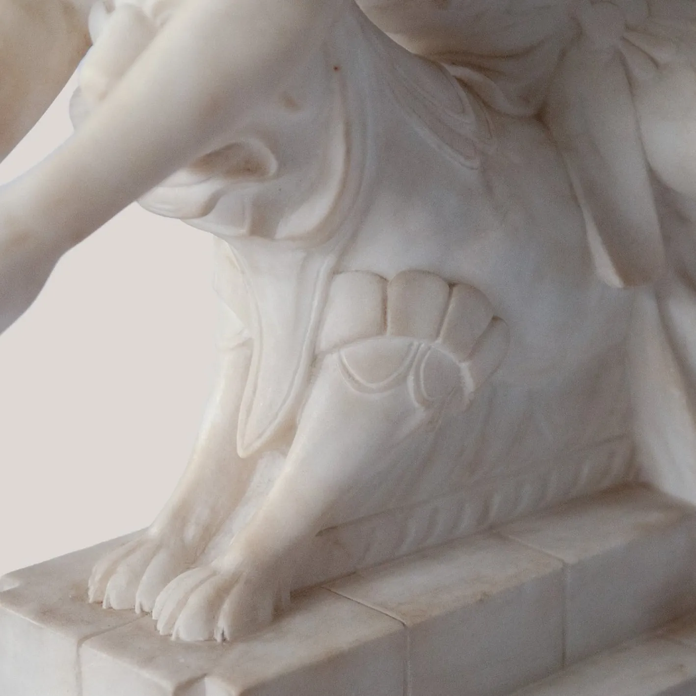 C. Cipriani, Weibliche Figur auf Fabeltier, Alabaster