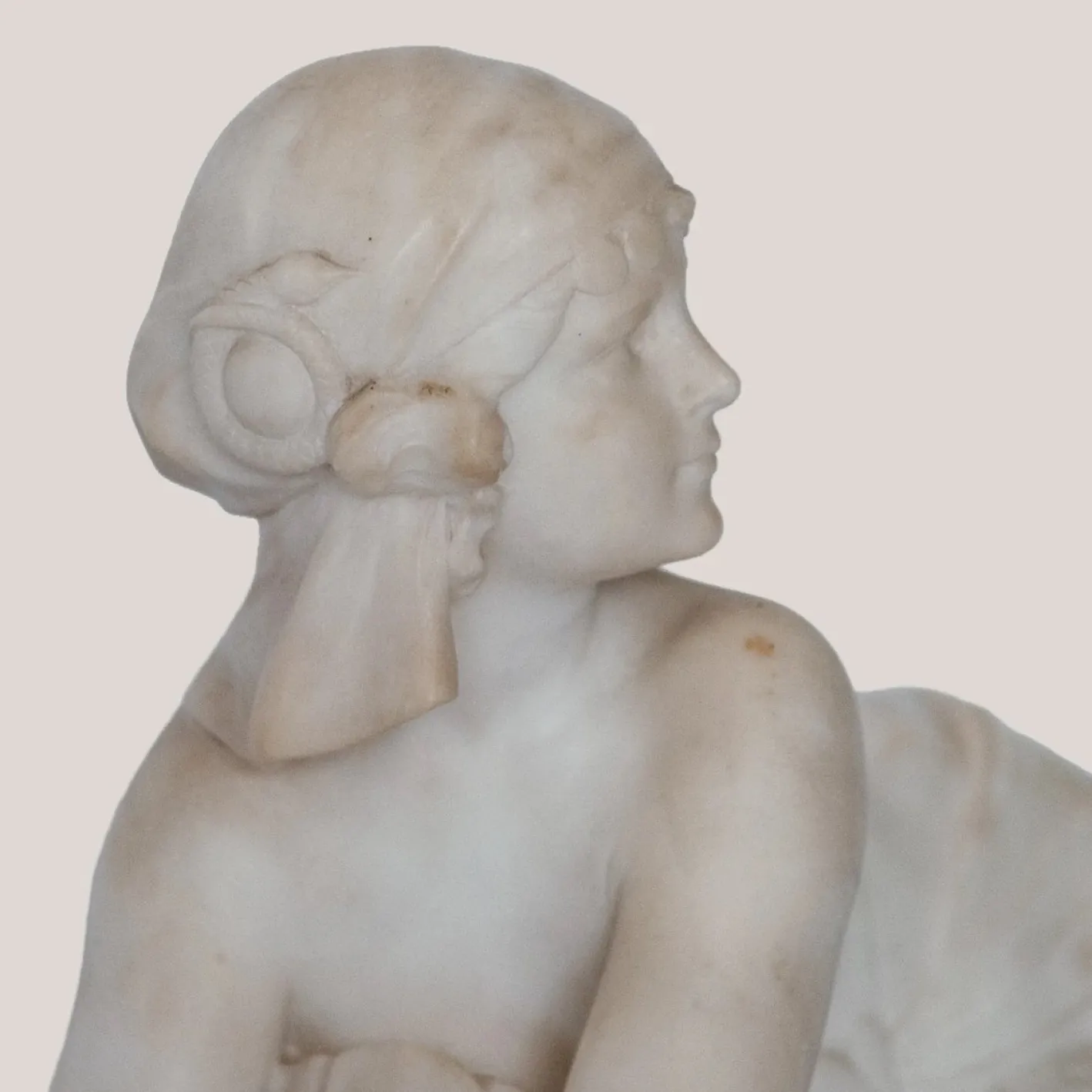 C. Cipriani, Weibliche Figur auf Fabeltier, Alabaster