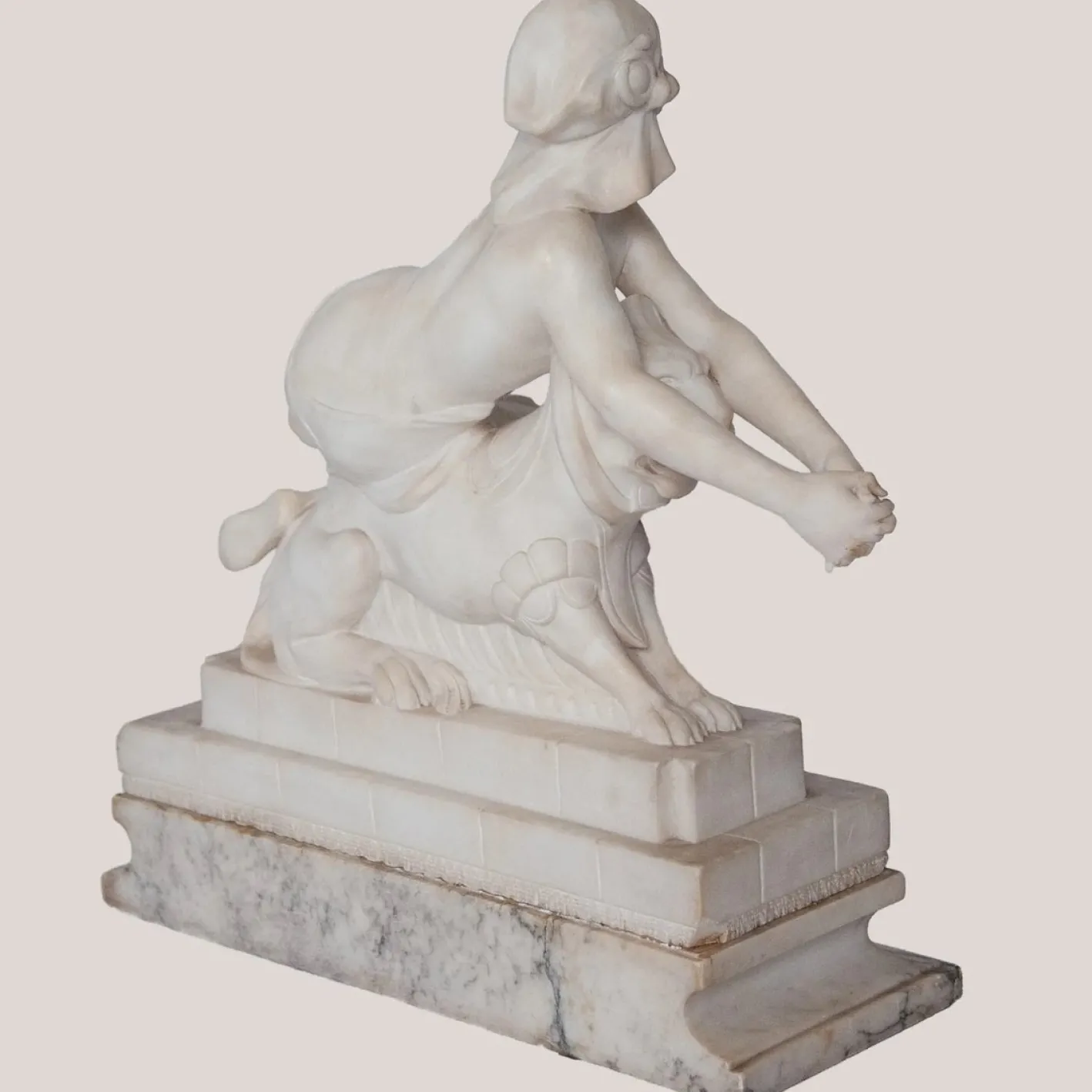 C. Cipriani, Weibliche Figur auf Fabeltier, Alabaster