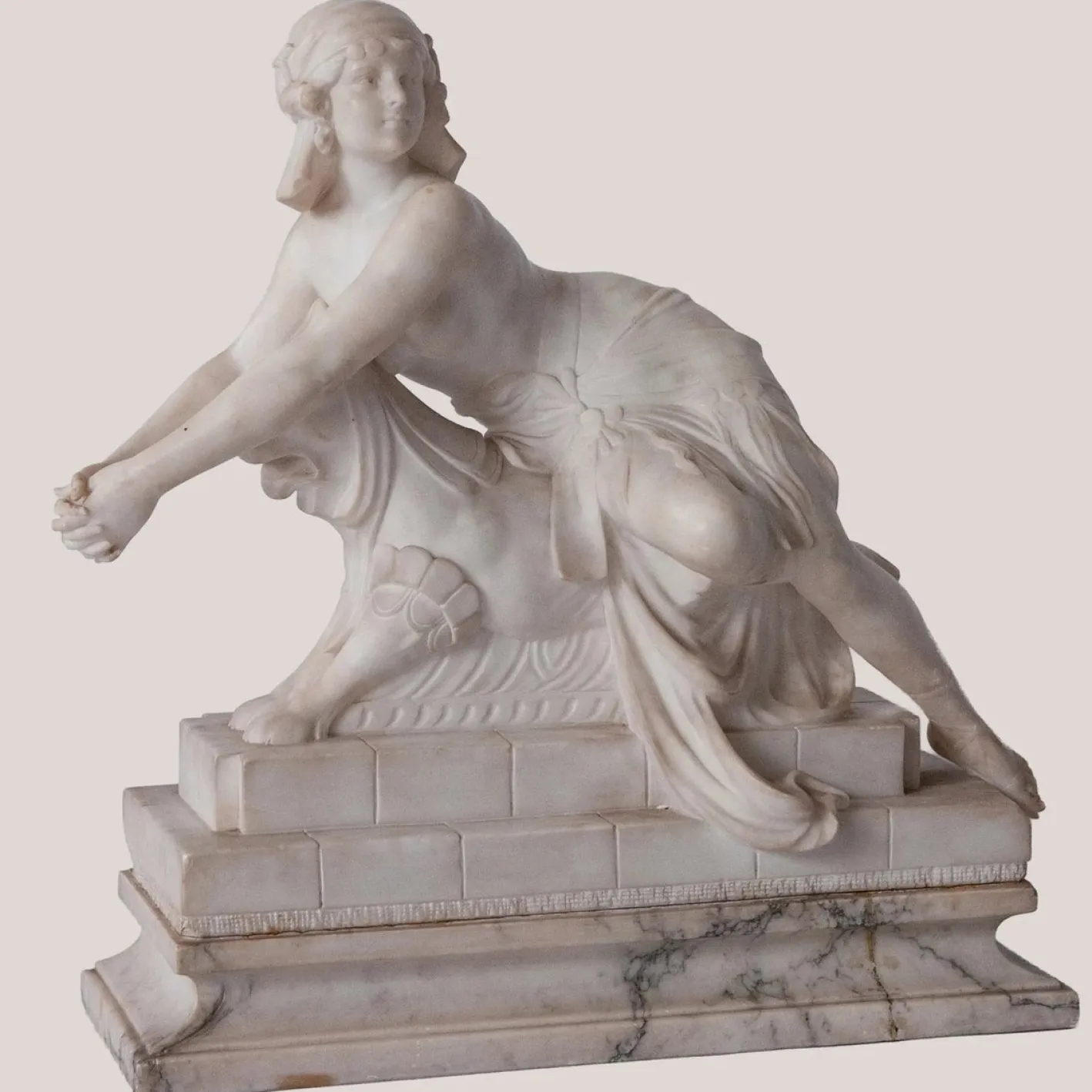C. Cipriani, Weibliche Figur auf Fabeltier, Alabaster