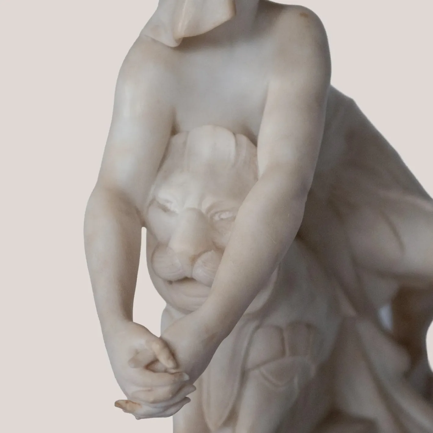 C. Cipriani, Weibliche Figur auf Fabeltier, Alabaster