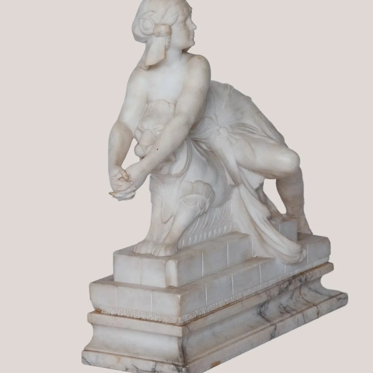 C. Cipriani, Weibliche Figur auf Fabeltier, Alabaster