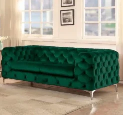 Chester Zwei-Sitzer Sofa aus grünem Samt von Europa Antiques