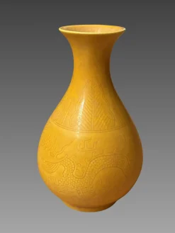 Chinesische Eingeschnittene Monochrome Porzellanvase in Gelb