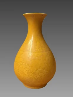 Chinesische Eingeschnittene Monochrome Porzellanvase in Gelb
