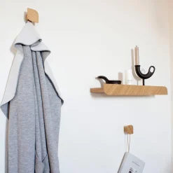 Cielo Wandhaken aus Nussholz von Woodendot, 3 . Set