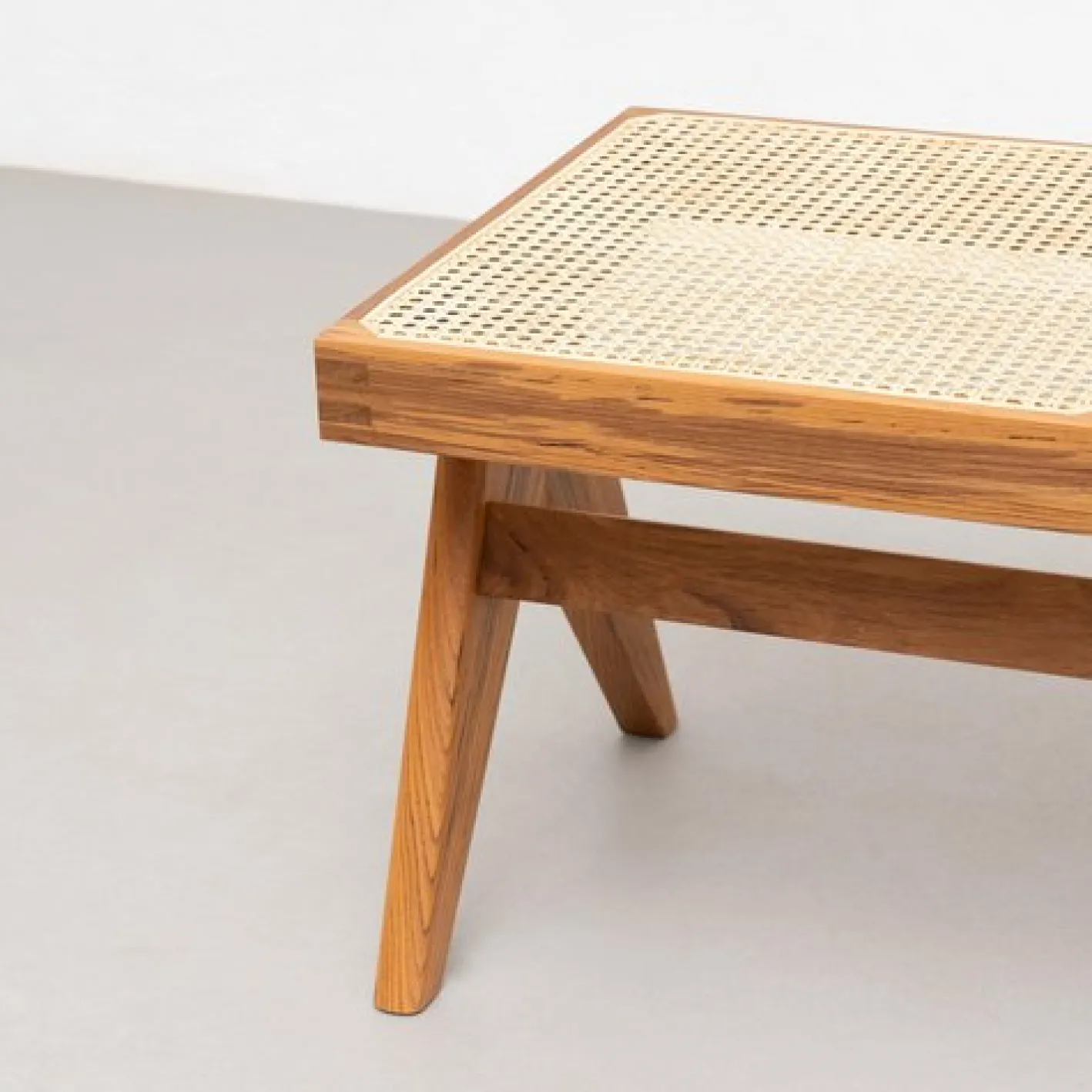 057 Civil Bank aus Holz & Gewebtem Wiener Rohrgeflecht von Pierre Jeanneret für Cassina