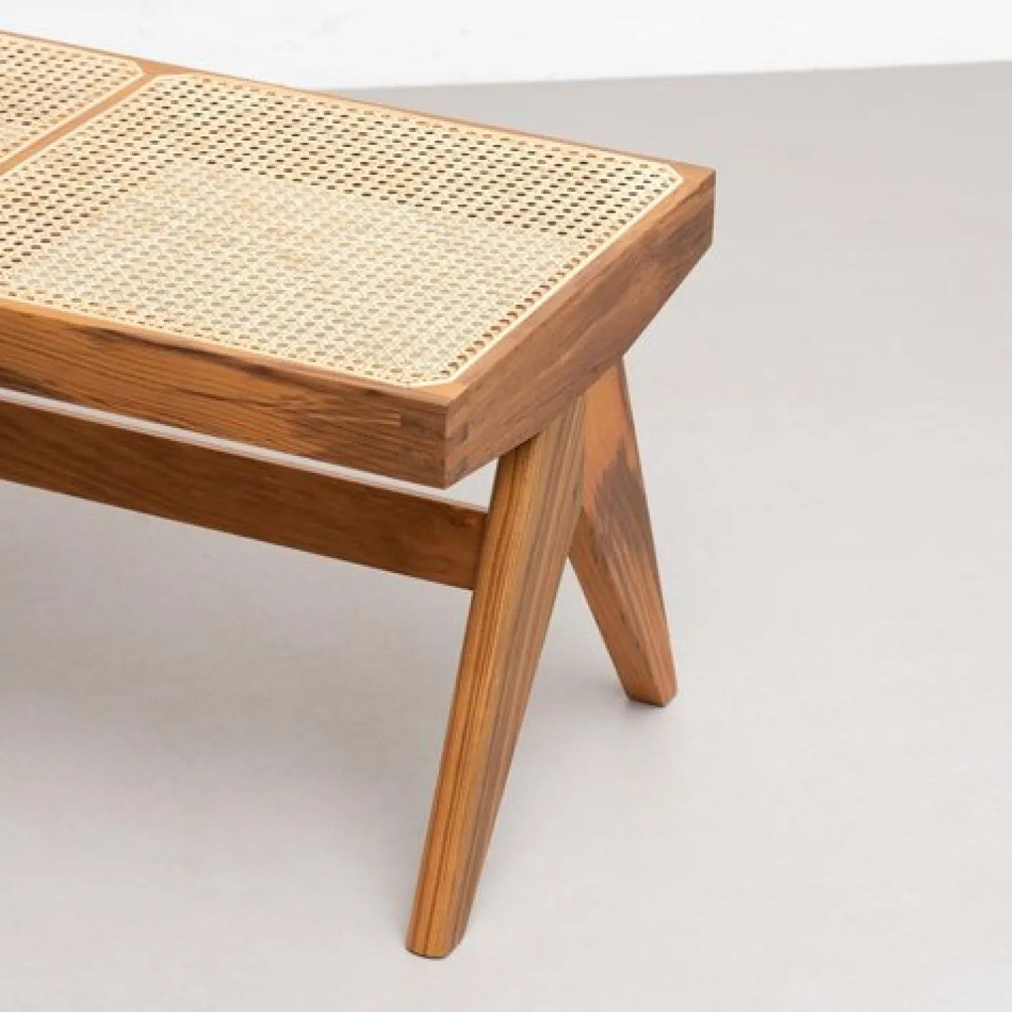 057 Civil Bank aus Holz & Gewebtem Wiener Rohrgeflecht von Pierre Jeanneret für Cassina