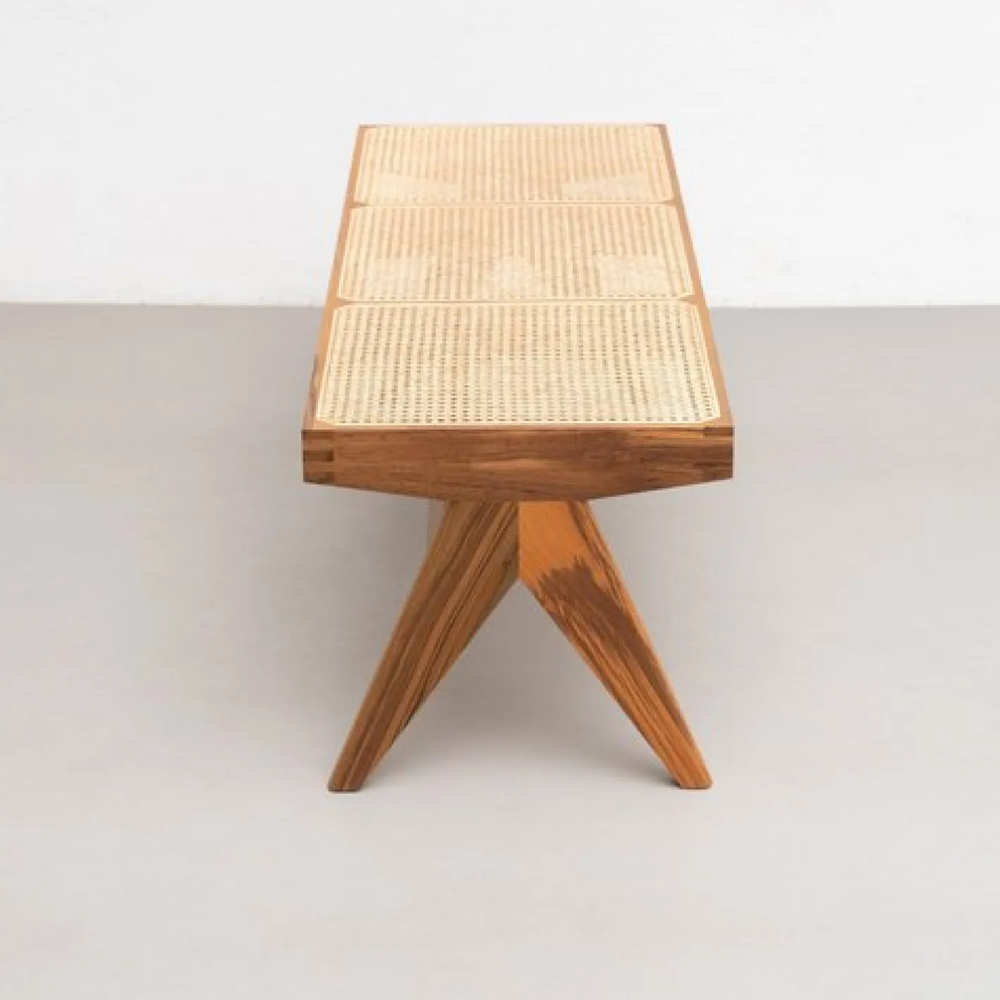 057 Civil Bank aus Holz & Gewebtem Wiener Rohrgeflecht von Pierre Jeanneret für Cassina