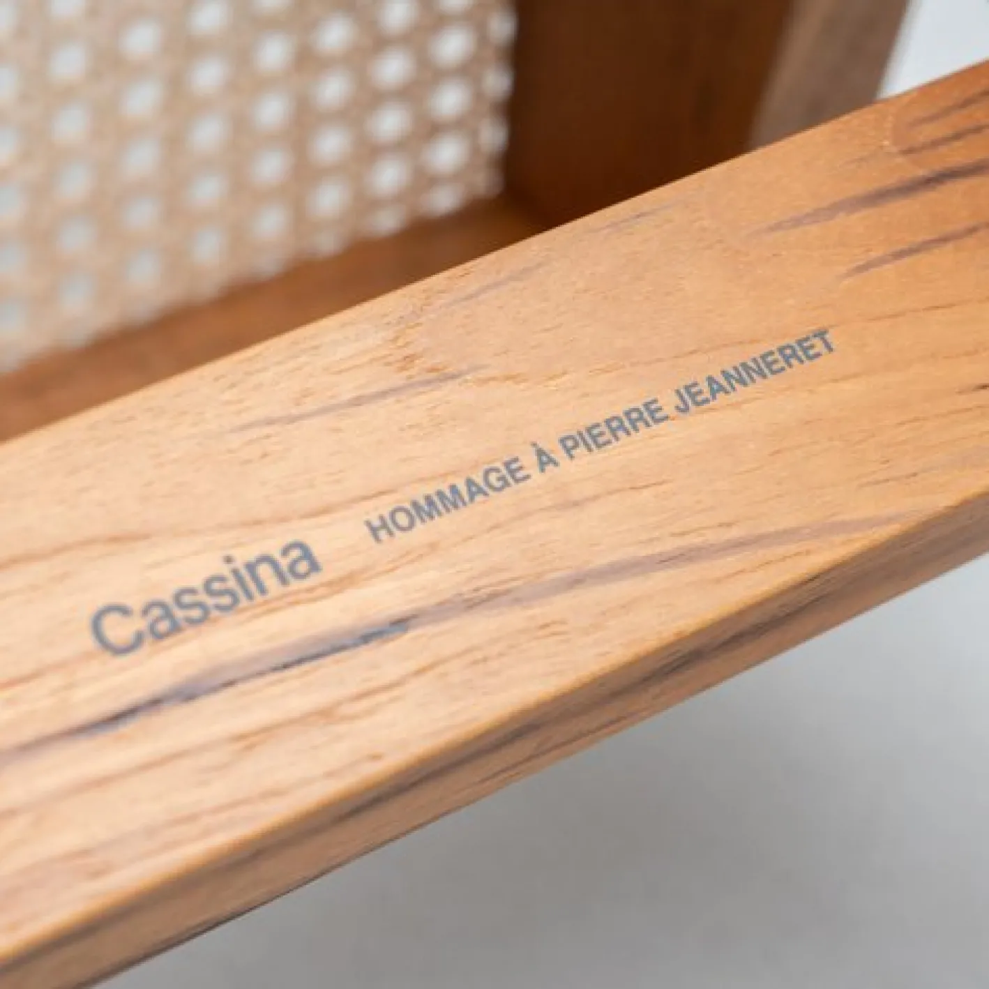 057 Civil Bank aus Holz & Gewebtem Wiener Rohrgeflecht von Pierre Jeanneret für Cassina