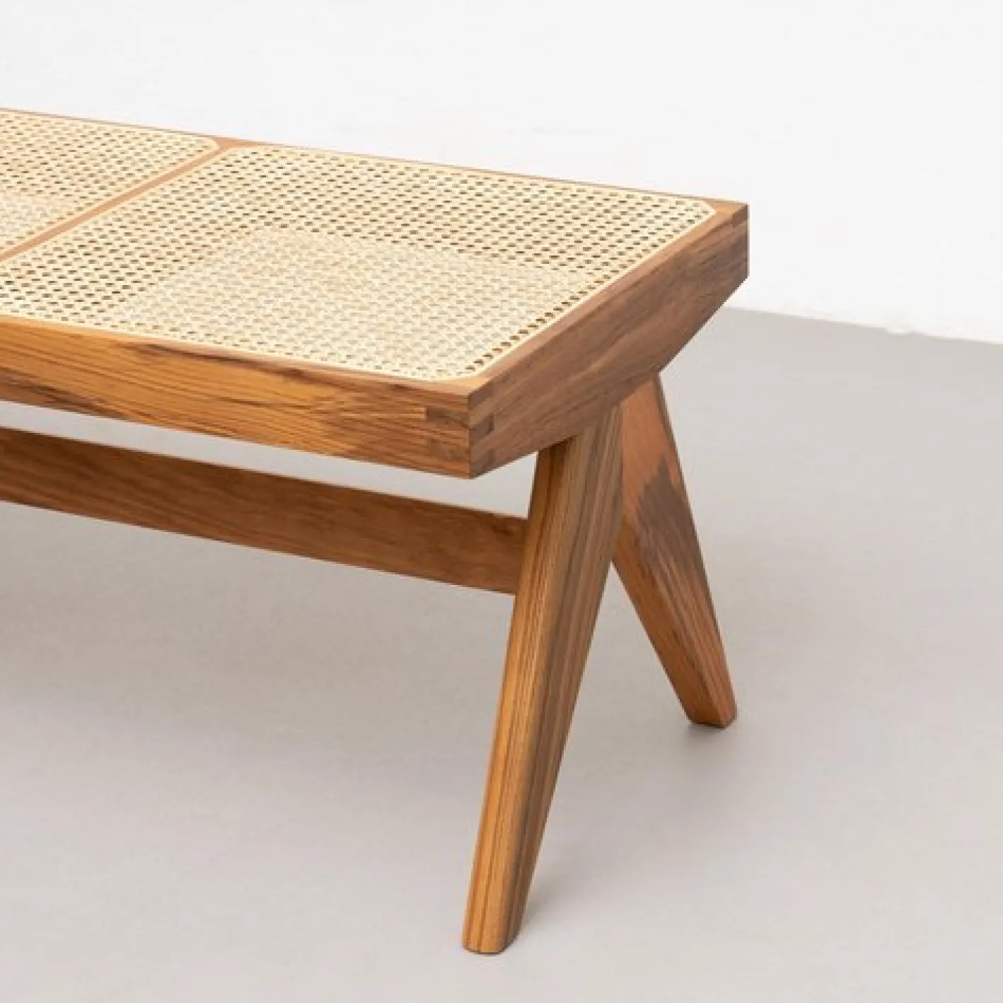 057 Civil Bank aus Holz & Gewebtem Wiener Rohrgeflecht von Pierre Jeanneret für Cassina