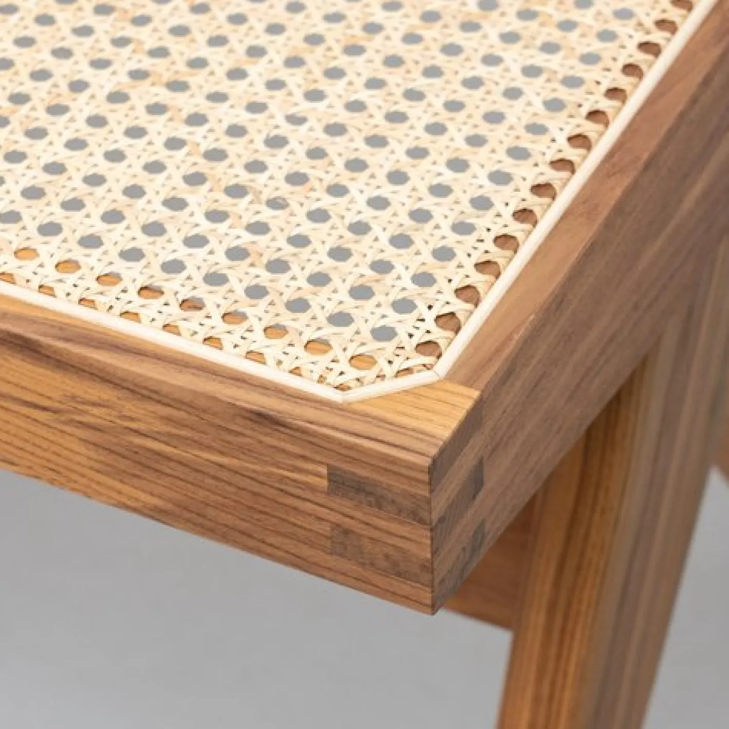 057 Civil Bank aus Holz & Gewebtem Wiener Rohrgeflecht von Pierre Jeanneret für Cassina