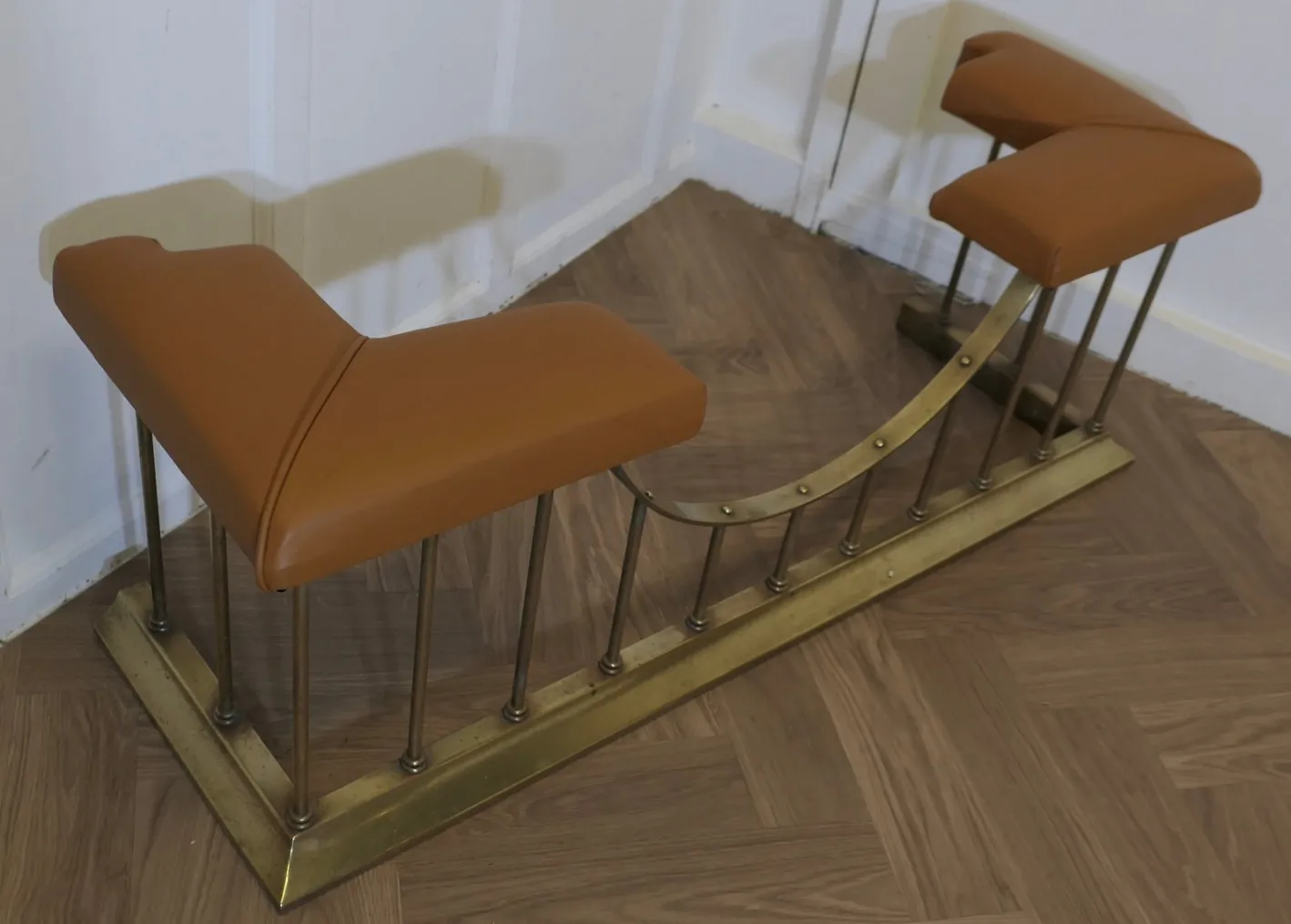 Clubfender aus Messing mit Lederbezug