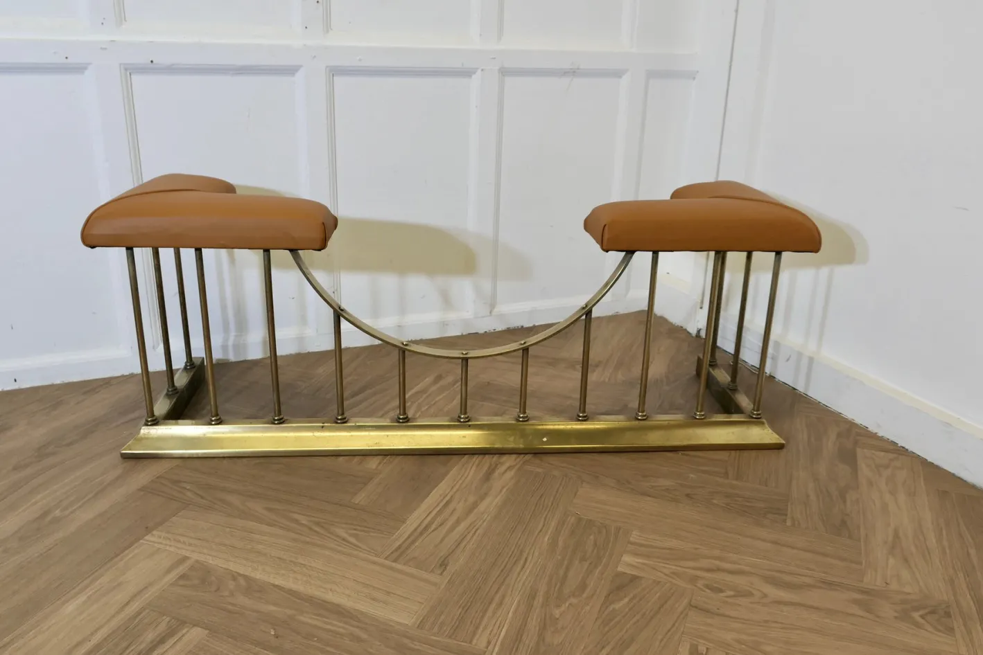 Clubfender aus Messing mit Lederbezug