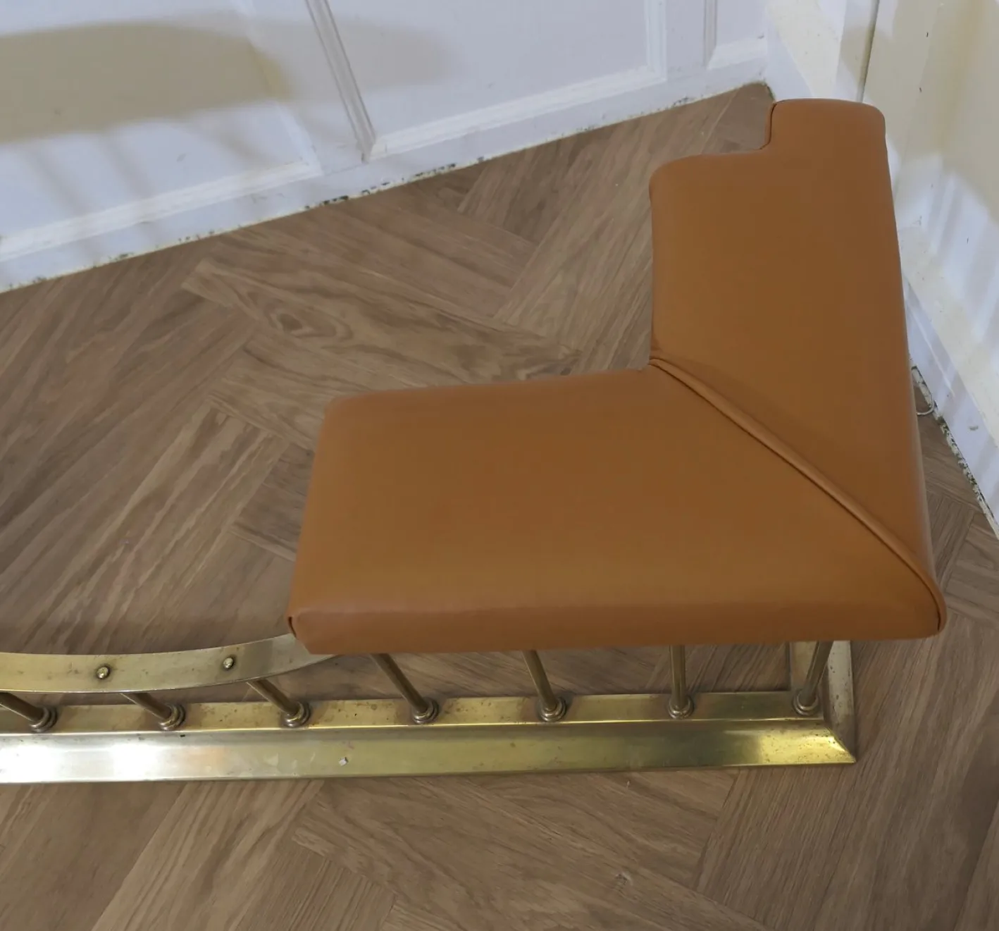 Clubfender aus Messing mit Lederbezug