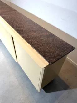 Cremefarbenes Vintage Sideboard mit brauner Steinplatte