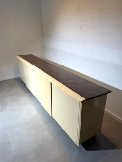 Cremefarbenes Vintage Sideboard mit brauner Steinplatte