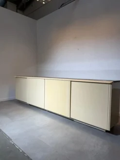 Cremefarbenes Vintage Sideboard mit brauner Steinplatte