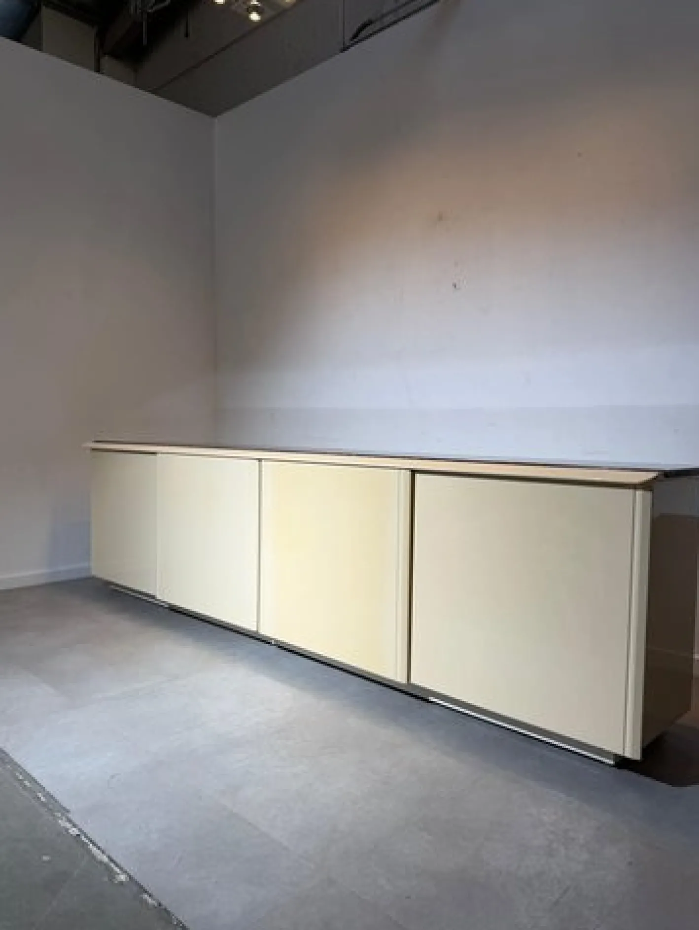 Cremefarbenes Vintage Sideboard mit brauner Steinplatte